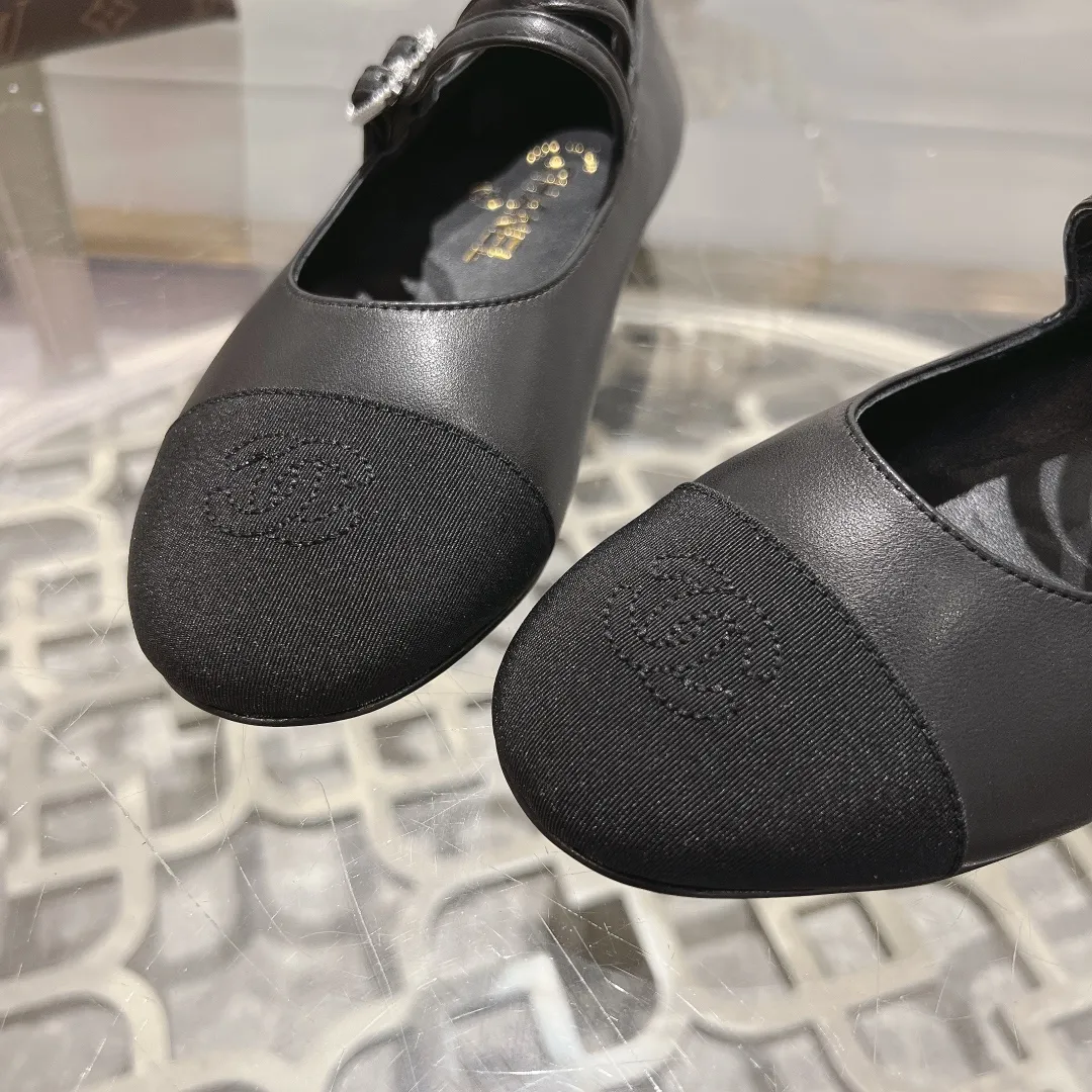 👟👟Ex-factory price 520👟👟 𝐂𝐇𝐀𝐍𝐄𝐋 | Xiaoxiang 2025 Mary Jane single shoe Macaron series ❤️ 2025 spring and summer new product Xiaoxiang Mary Jane single shoe series is new〰 🍬 A must-have in the fashion circle, the combination will interpret the meticulous, minimalist and classic elements that will never fade away 💋Show unique dressing style and it’s too beautiful to say anything. A must-have for summer... Upper: Sheepskin Lining: Sheepskin Outsole: Genuine leather sole Shoe size: 35-41 (40, 41 customization is non-refundable) Heel height: 1.5cm/6cm